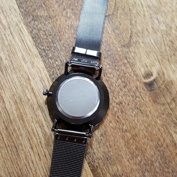 New time and date watch with metal mesh band - Picture 3 of 5